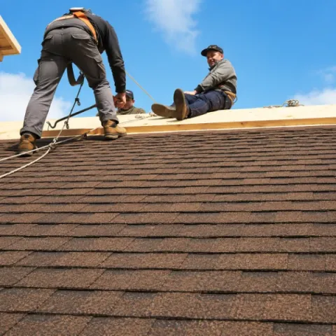 Artisan couvreur Vérac réalisant la pose d'une toiture en tuiles