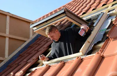 Pose de fenêtre de toit et velux par un couvreur à Vérac